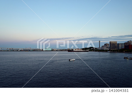 夕暮れの横浜港風景 夕暮れの横浜港風景 141004381