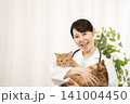 チャトラ猫を抱く女性医師 141004450