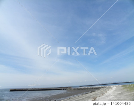 検見川浜海岸での青空と白い雲 検見川浜海岸での青空と白い雲 141004486