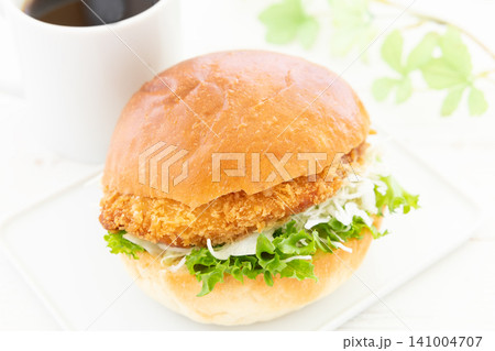美味しいカツバーガーとコーヒーのモーニング 美味しいカツバーガーとコーヒーのモーニング 141004707