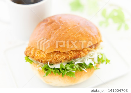 美味しいカツバーガーとコーヒーのモーニング 美味しいカツバーガーとコーヒーのモーニング 141004708