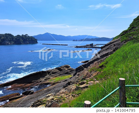 岩手県宮古市・国の天然記念物「潮吹き穴」展望所から望む三陸の海と奇岩 岩手県宮古市・国の天然記念物「潮吹き穴」展望所から望む三陸の海と奇岩 141004795