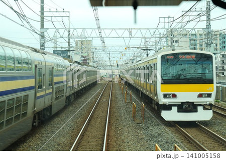 首都圏の線路を走行する中央総武線・横須賀線の列車 首都圏の線路を走行する中央総武線・横須賀線の列車 141005158