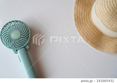 ハンディファンと麦わら帽子で夏の暑さ対策 イメージ 141005432