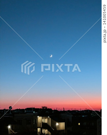 夕方の家並みのシルエットと三日月/マジックアワーの静寂 夕方の家並みのシルエットと三日月/マジックアワーの静寂 141005459