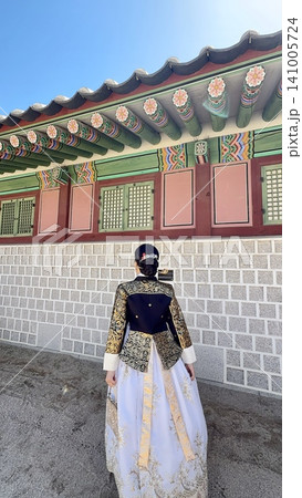 韓国宮殿で韓服女性の後ろ姿 観光と伝統文化 韓国宮殿で韓服女性の後ろ姿 観光と伝統文化 141005724
