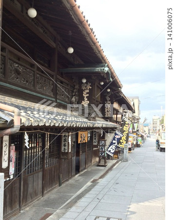 歴史情緒が残る日本の古い街並みと木造建築 歴史情緒が残る日本の古い街並みと木造建築 141006075