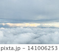 飛行機から見た美しい雲海と空 141006253
