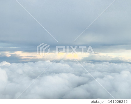 飛行機から見た美しい雲海と空 141006253