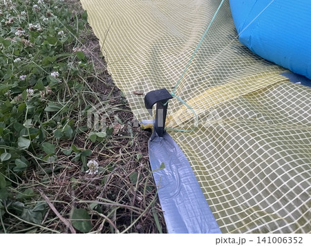 Installing and setting up inflatable pool 141006352