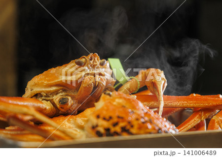 ズワイガニの甲羅と脚のクローズアップ 湯気立つ料理写真 ズワイガニの甲羅と脚のクローズアップ 湯気立つ料理写真 141006489