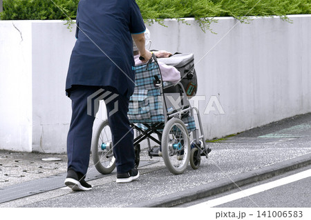 日本の横浜都市景観車椅子の高齢女性 =横浜市内で 日本の横浜都市景観車椅子の高齢女性 =横浜市内で 141006583