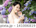 紫陽花と微笑む女性 141006819