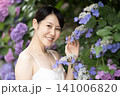紫陽花と微笑む女性 141006820