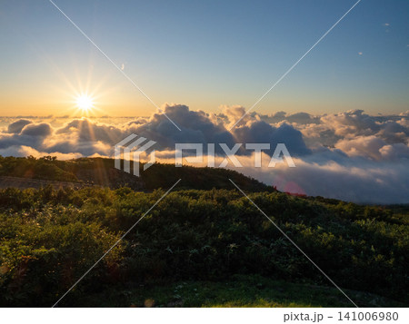 一面に広がる幻想の雲海と日の出 一面に広がる幻想の雲海と日の出 141006980