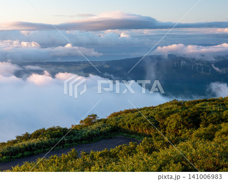 山肌を朝日が照らす雲海の瞬間 山肌を朝日が照らす雲海の瞬間 141006983