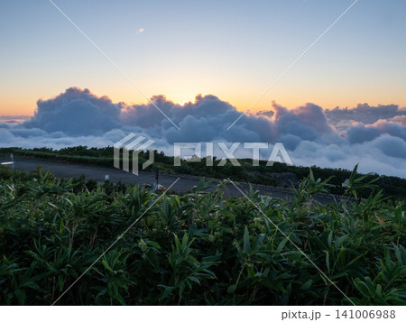 雲の海に沈む夕暮れのグラデーション 雲の海に沈む夕暮れのグラデーション 141006988