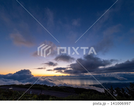 天空に広がる幻想的な雲海 天空に広がる幻想的な雲海 141006997