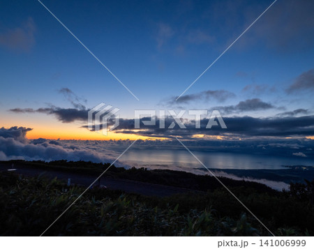 夏の茜色に染まる鳥海山の雲海 夏の茜色に染まる鳥海山の雲海 141006999