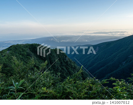 風わたる緑の稜線の登山道 風わたる緑の稜線の登山道 141007012