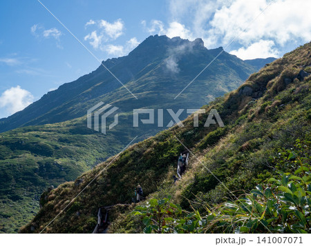 岩稜を越えてゆく登山の道 岩稜を越えてゆく登山の道 141007071