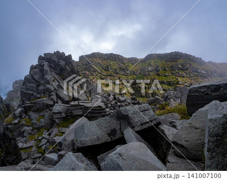 峰わたる青空を背に立つ新山の峰 峰わたる青空を背に立つ新山の峰 141007100