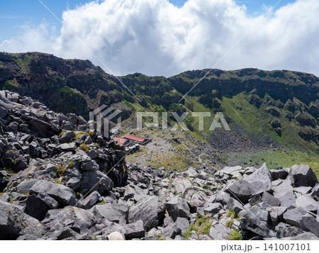 初秋の岩稜を越えてゆく登山の道 初秋の岩稜を越えてゆく登山の道 141007101