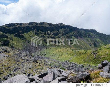 夏の火山が生んだ荒々しい峰々 夏の火山が生んだ荒々しい峰々 141007102