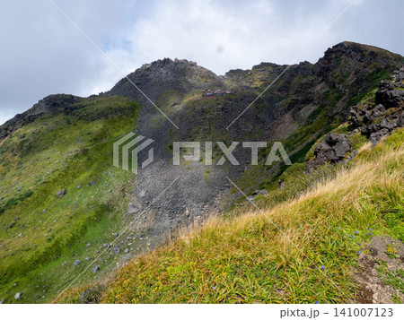 光あふれる登山道の先に開ける大パノラマ 141007123
