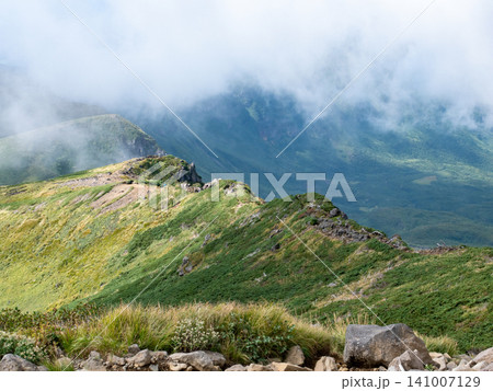 初秋の峰を越えてゆく登山道の風景 初秋の峰を越えてゆく登山道の風景 141007129