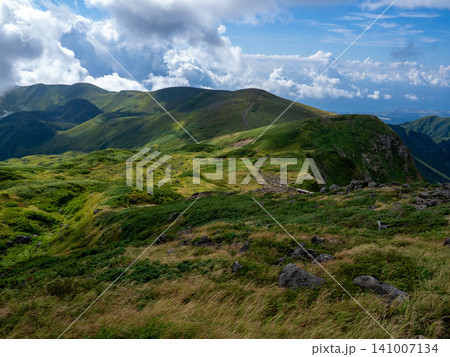 静寂の朝日を浴びる鳥海の登山道 静寂の朝日を浴びる鳥海の登山道 141007134
