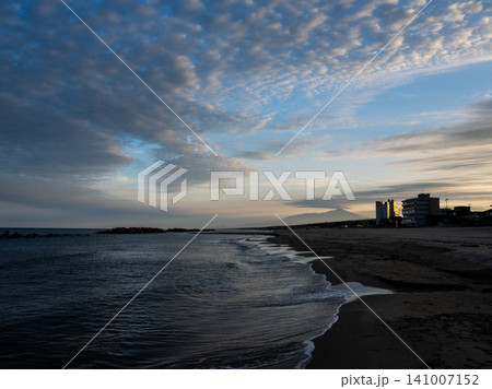 温泉街を望む夕景の浜辺 温泉街を望む夕景の浜辺 141007152