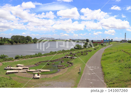 夏の荒川土手と岩淵水門(東京都北区) 夏の荒川土手と岩淵水門(東京都北区) 141007260