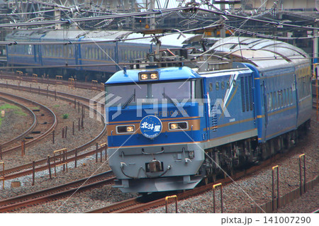 東北本線を行く寝台特急北斗星号(青色:EF510形牽引) 東北本線を行く寝台特急北斗星号(青色:EF510形牽引) 141007290