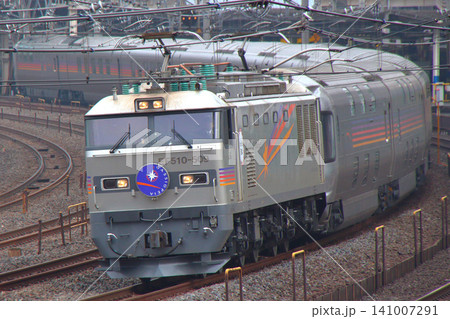 東北本線を行く寝台特急カシオペア号（銀色：EF510形牽引） 141007291