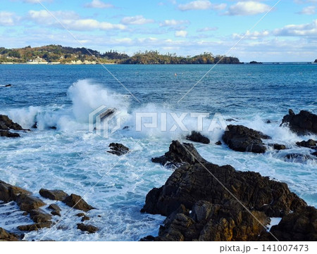 三陸海岸・岩井崎の岩場に激しく砕け散る荒波とその先の大島を望む海景色 三陸海岸・岩井崎の岩場に激しく砕け散る荒波とその先の大島を望む海景色 141007473