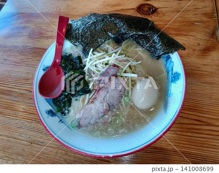 豚骨スープに刻みネギが癖になる… 背油も美味い『ネギラーメン』 141008699