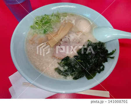 豚骨スープが癖になる味… 背油の浮く『ラーメン』 豚骨スープが癖になる味… 背油の浮く『ラーメン』 141008701