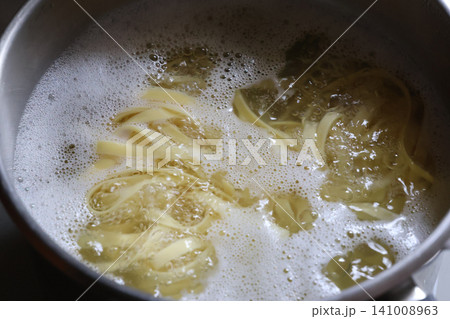 パスタを茹でる パスタを茹でる 141008963