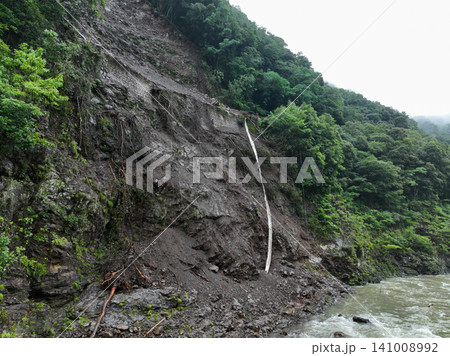 降雨後の土砂崩れ 降雨後の土砂崩れ 141008992