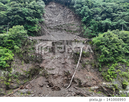 降雨後の土砂崩れ 141008993
