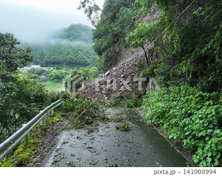 降雨後の土砂崩れ 降雨後の土砂崩れ 141008994