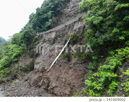 降雨後の土砂崩れ 降雨後の土砂崩れ 141009002