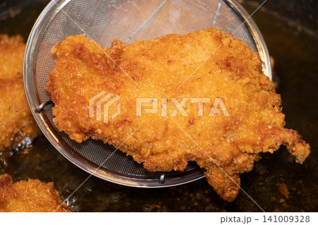 フライドチキン 揚げる フライドチキン 揚げる 141009328