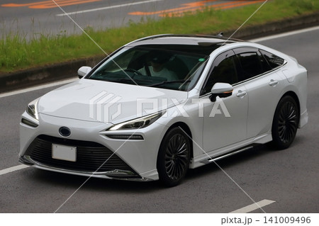 走行中の燃料電池自動車 イメージ 走行中の燃料電池自動車 イメージ 141009496