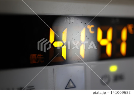 給湯器の液晶画面。給湯温度41度設定。黄色いデジタル表示。 給湯器の液晶画面。給湯温度41度設定。黄色いデジタル表示。 141009682