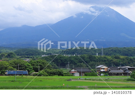 雄大な大山を背景に伯備線を力走するEF64-1049号機牽引の貨物列車_2026/6/18撮影 雄大な大山を背景に伯備線を力走するEF64-1049号機牽引の貨物列車_2026/6/18撮影 141010378