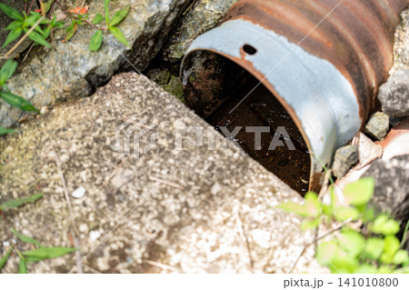 錆びた排水管の水路 錆びた排水管の水路 141010800