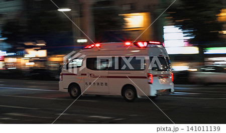 夜のすすきのを走る救急車 141011139