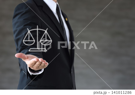 天秤のアイコンを掲げるスーツ姿の男性弁護士―顧問弁護士・企業弁護士のイメージ 天秤のアイコンを掲げるスーツ姿の男性弁護士―顧問弁護士・企業弁護士のイメージ 141011286